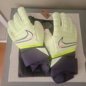 Nike Phantom Elite GK Gloves